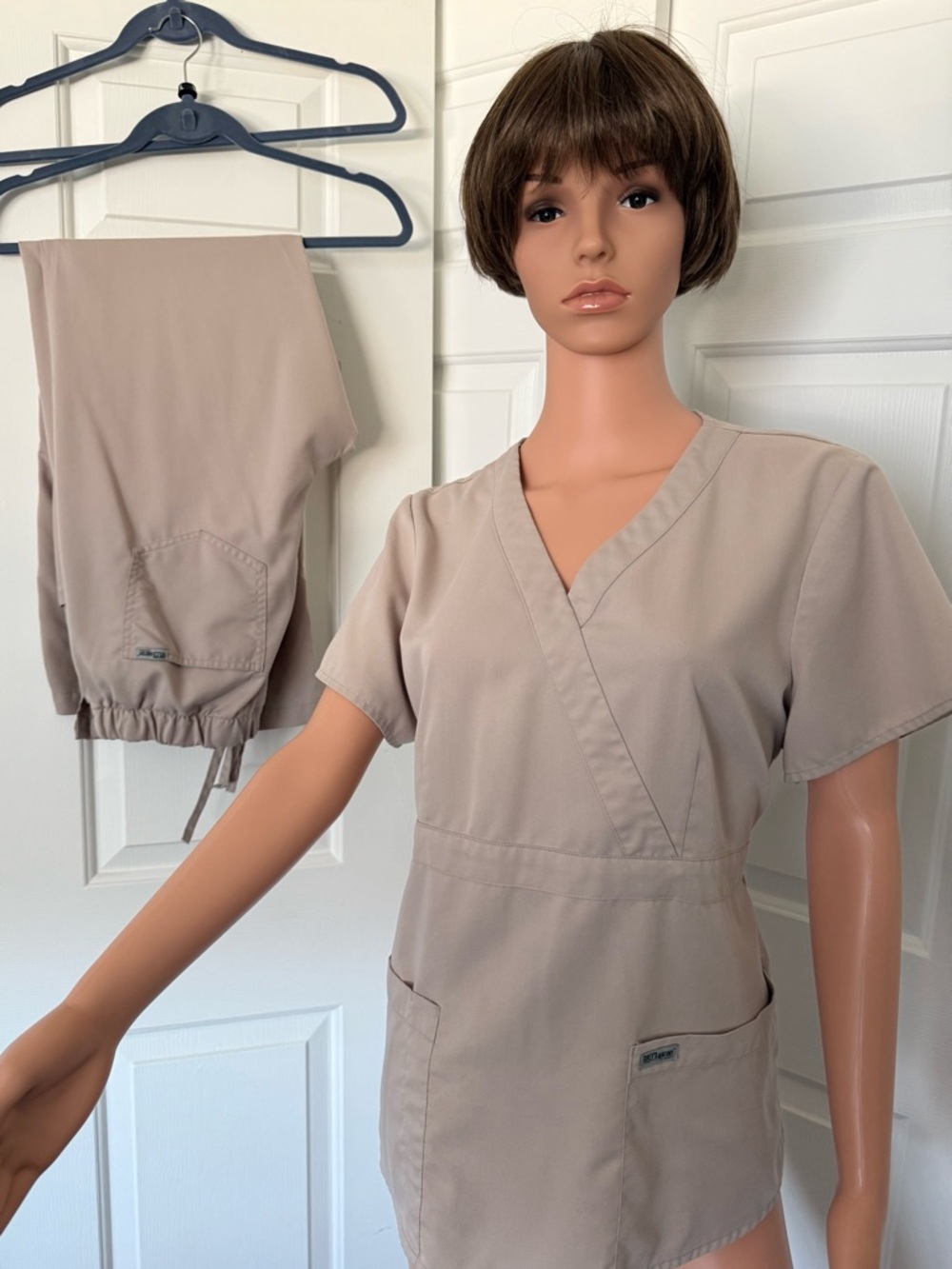 (2-piece set) Grey's Anatomy LARGE Tan Scrub Ensemble
